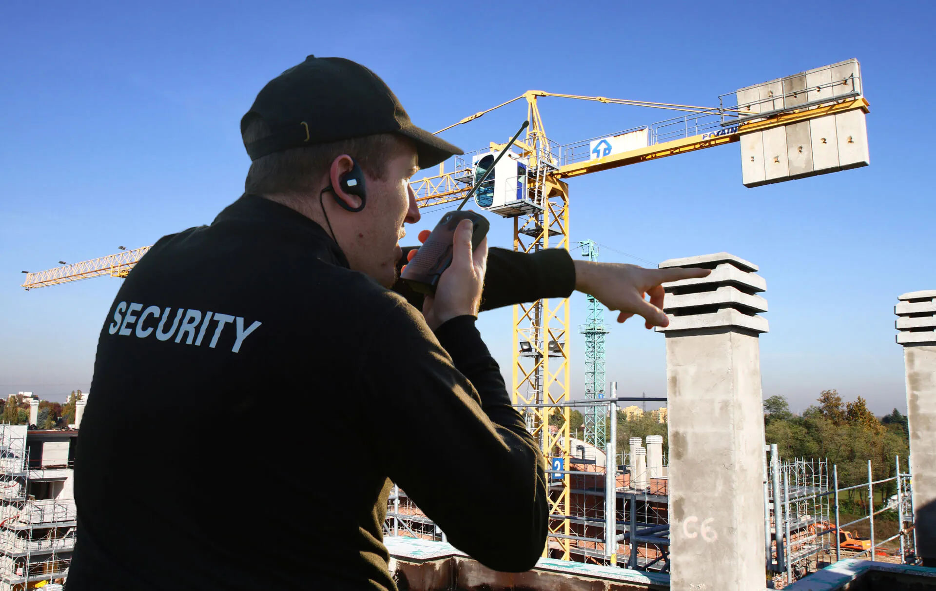 Contact-Sicherheitsdienst-Baustellenbewachung-mit-Funkgeraet